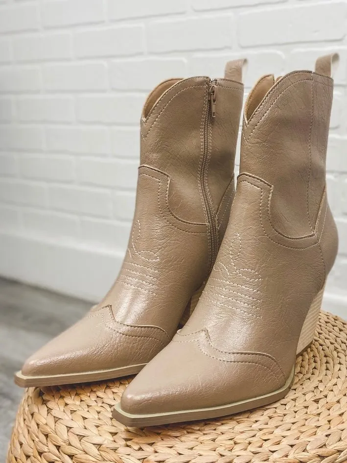 Ariella ankle bootie taupe